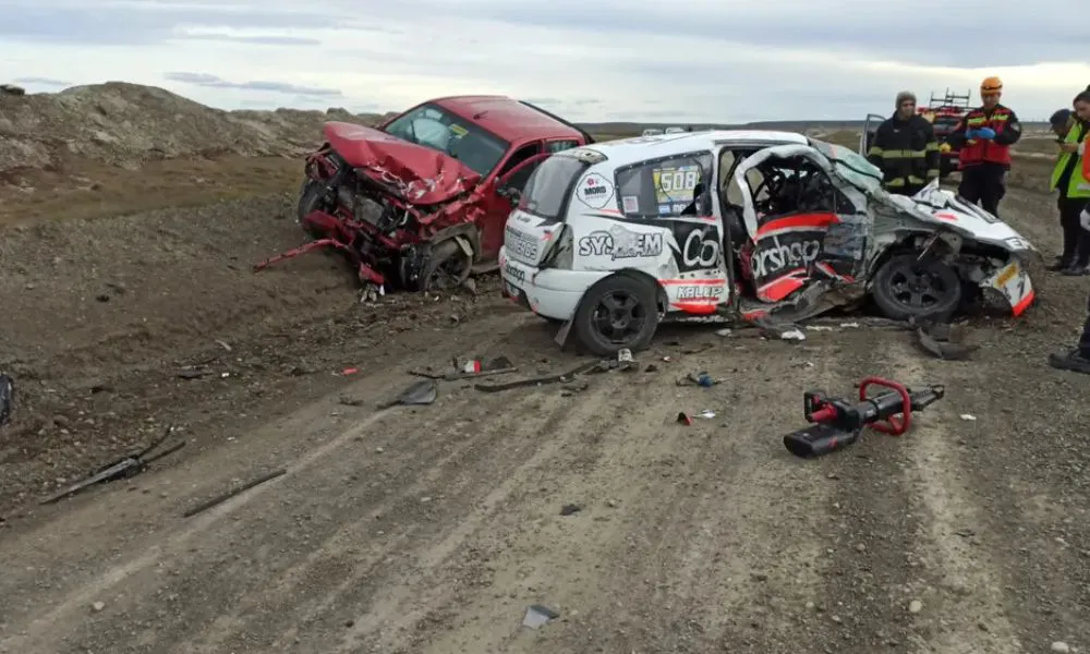 Accidente entre auto de Rally y camioneta