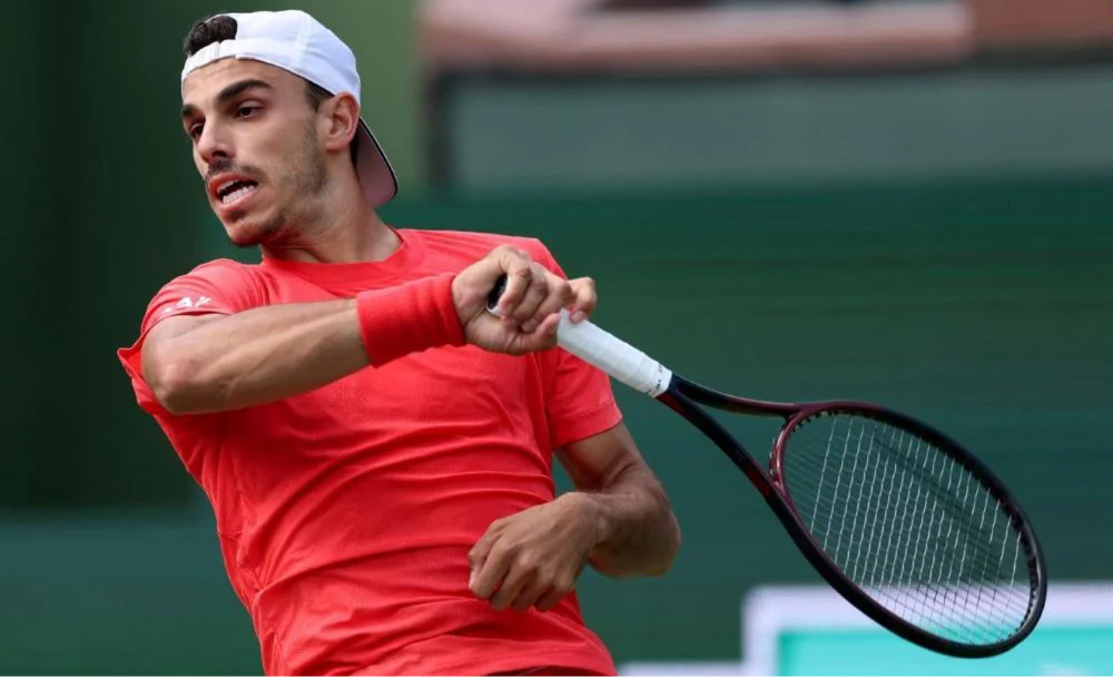 El argentino sorprendió con un inicio demoledor, resistió la reacción del ruso.
