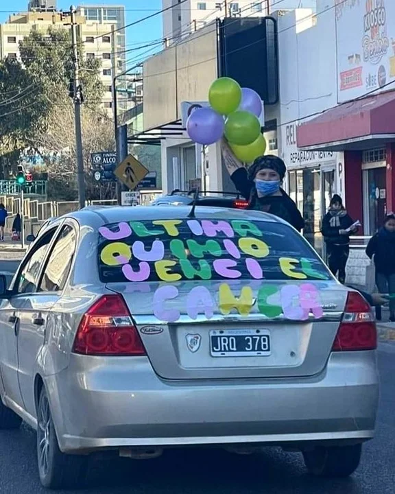 Foto joven de Comodoro se curo del cancer y festejo