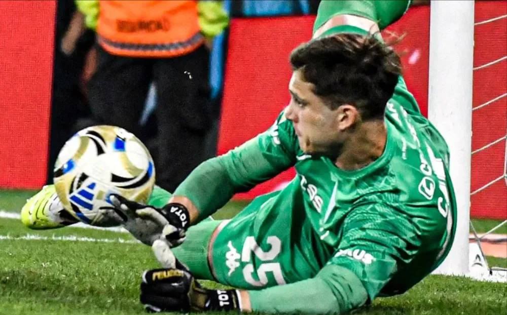 Racing superó a Tigre por penales y avanzó en el Clausura 2025