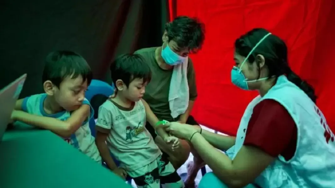 Pediatría humanitaria (Foto: Ezra Acayan / MSF)