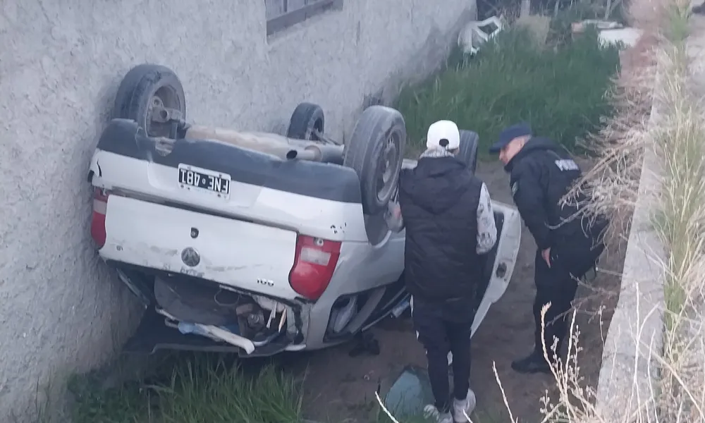 Vehículo cayó en el patio del centro de jubilados