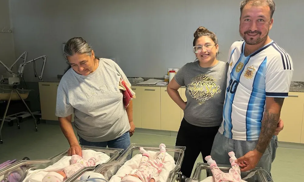 familiares de las trigemelas