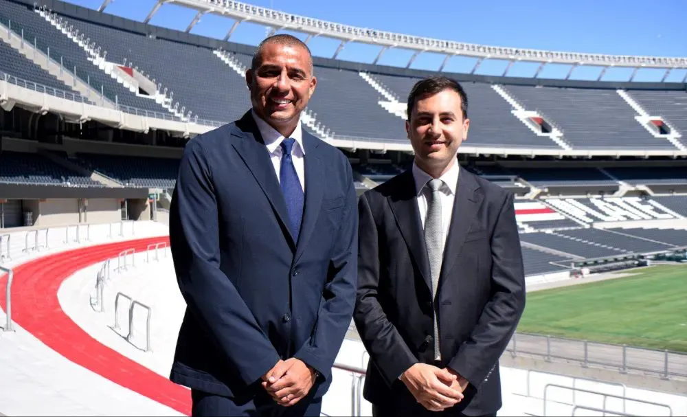 El exdelantero francés fue presentado oficialmente y asumirá tareas estratégicas