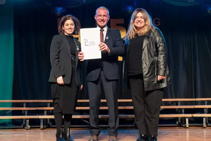 la diputada provincial Sandra Willatowski, el Intendente Darío James y a la Directora de Cultura Lucía Ruiz.