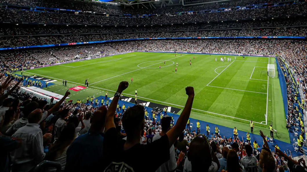 El clásico español se juega en el Santiago Bernabéu y pone en juego el liderato de LaLiga.