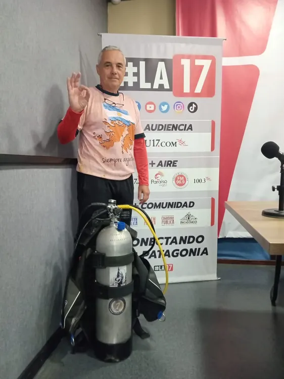 Gustavo excombatiente en los estudios de LA17