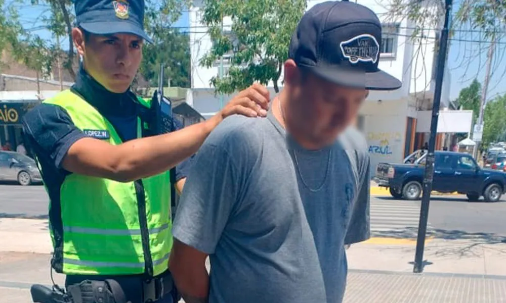 Demorado con una mochila llena de elementos robados