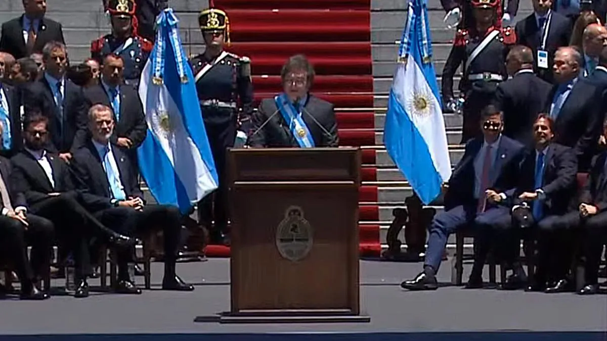 EL presidente electo Javier Milei habla ante el pueblo reunido en la Plaza de los Dos Congresos
