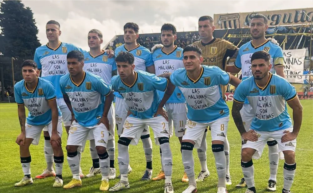 La nueva indumentaria apareció en un partido de la Primera Nacional.