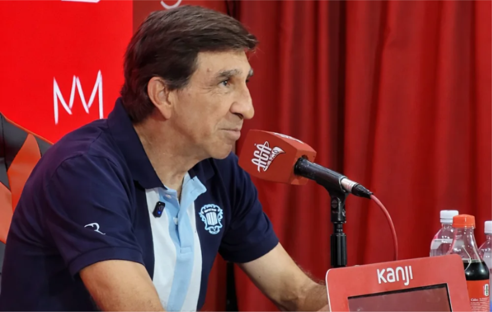 El DT de Racing evitó cuestionar al delantero tras el penal fallado.