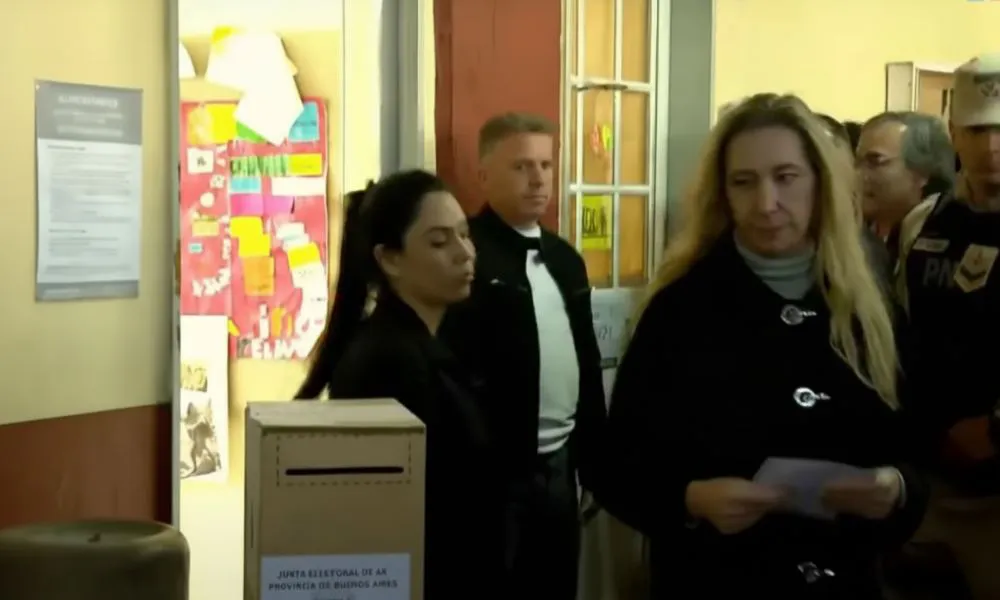 Karina Milei votando