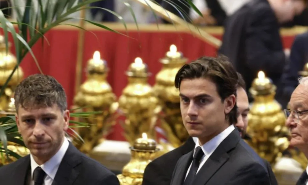Dybala en el velatorio del papa Francisco