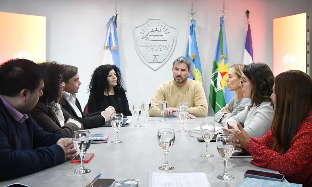 Merino reunido con los organizadores del evento