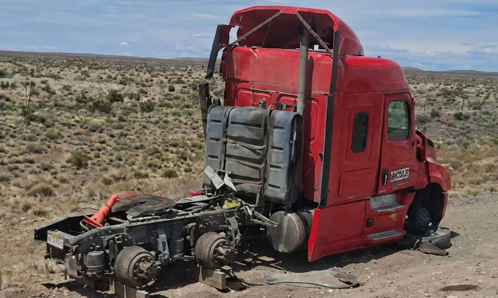 Un camionero volcó en Ruta 40 y le desmantelaron el camión