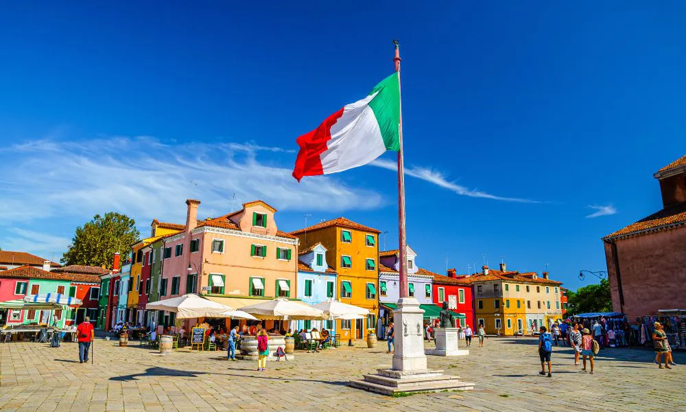 La plaza central de la ciudad de la isla de Burano (Foto: expertpay098)