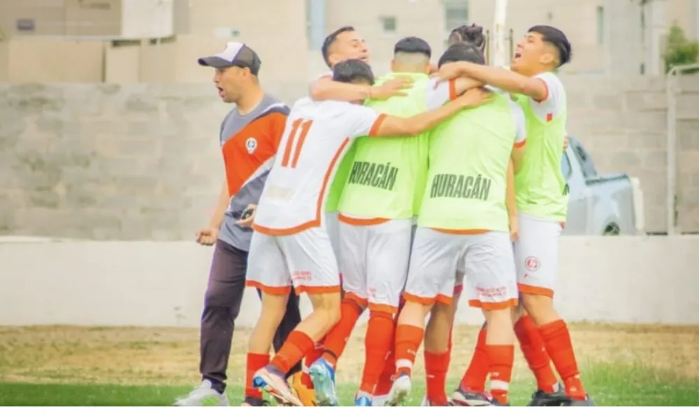Huracan gano y sigue en el Regional