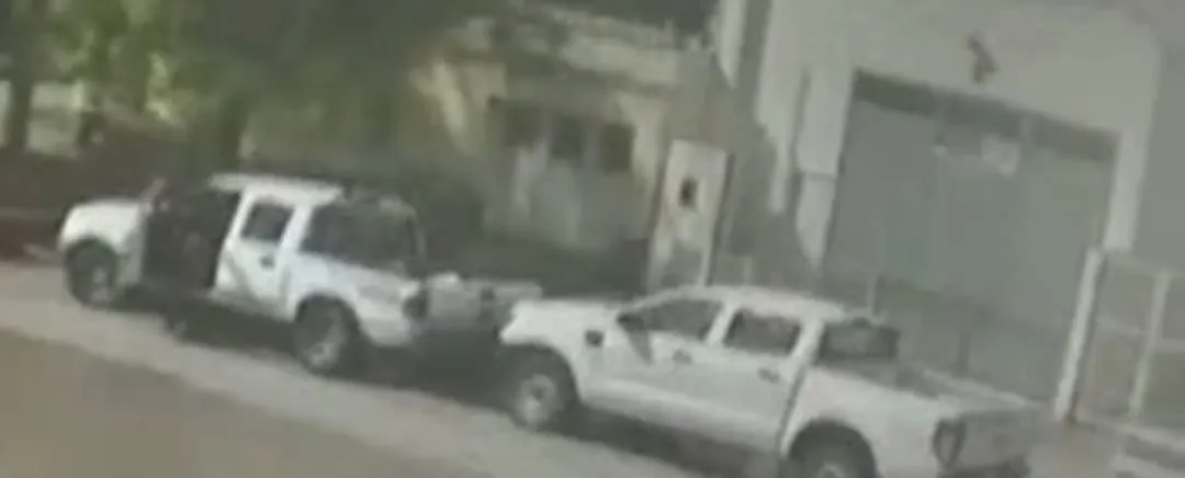 Trabajadores de la Cooperativa Trelew robando medidores