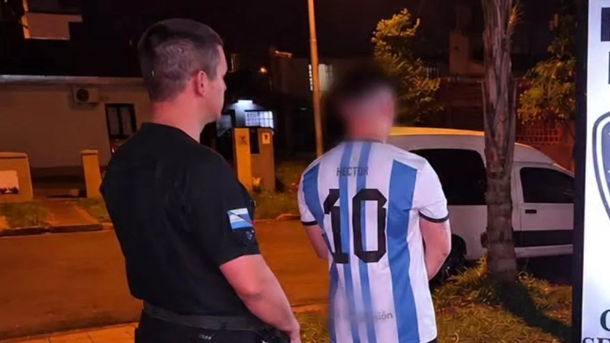 Detienen al tesorero de una escuela por desvío de fondos