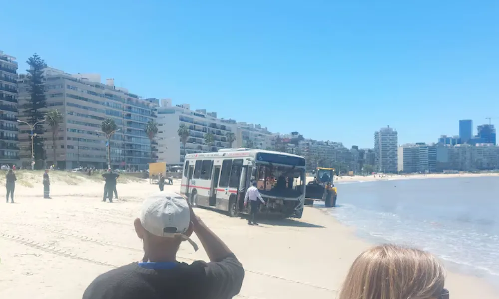 Colectivo en la playa de Montevideo