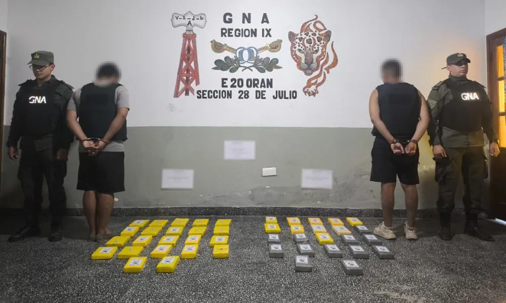 Dos hombres transportaban más de 46 kilos de cocaína en una zona rural