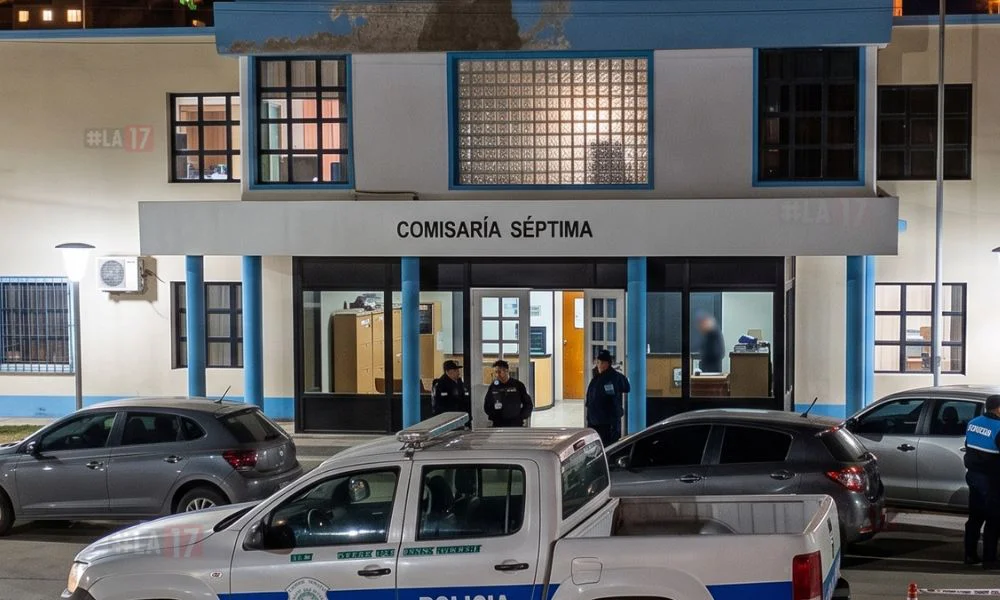 Comisaría Séptima Comodoro imagen ilustrativa generada digitalmente por la17
