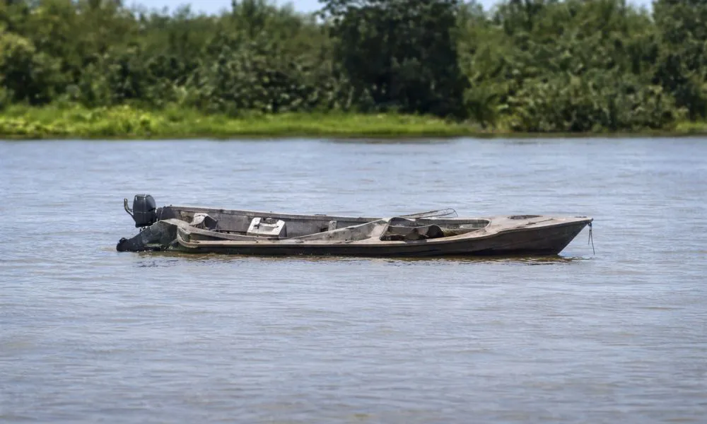 Lancha en el río imagen reeditada por LA17