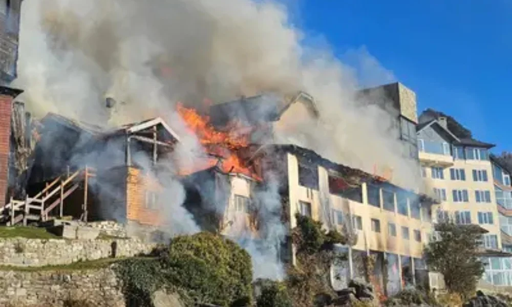 Las primeras imágenes difundidas desde el lugar mostraron fuego saliendo directamente desde el techo del hotel.