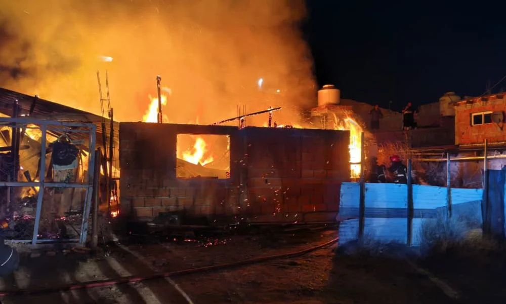 Incendio de vivienda en Comodoro. Foto Del Mar Digital