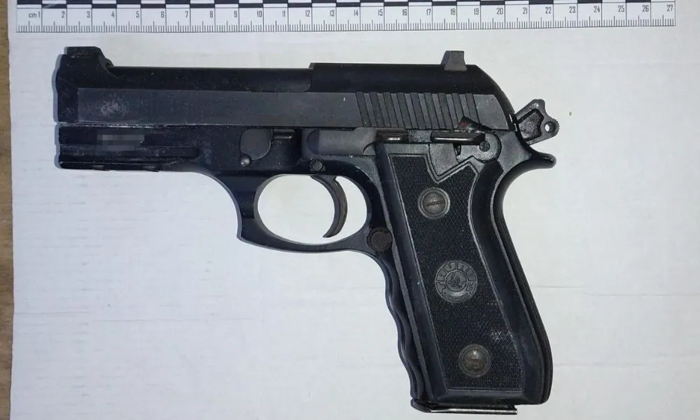 Arma de fuego encontrada dentro de una mochila