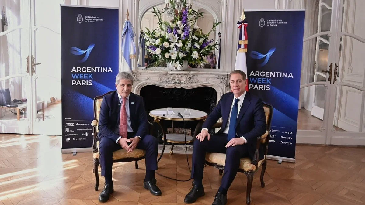 Luis Caputo y Diego Santilli en París. Foto X @LuisCaputoAR