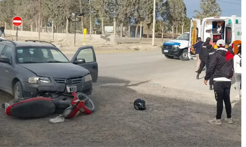 Choque entre auto y moto