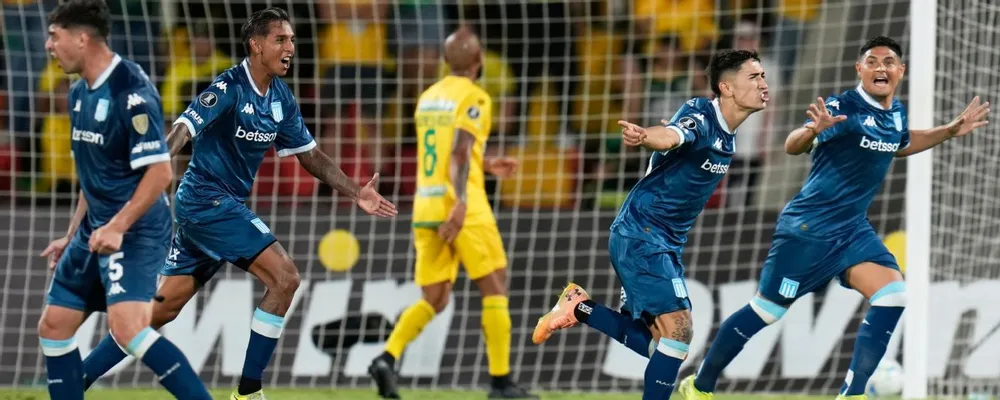 La Academia venció 4-0 a Bucaramanga por la Libertadores y trepó a la cima del Grupo E con autoridad.