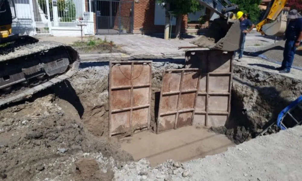 Continúan los trabajos de reparación en el colector cloacal dañado