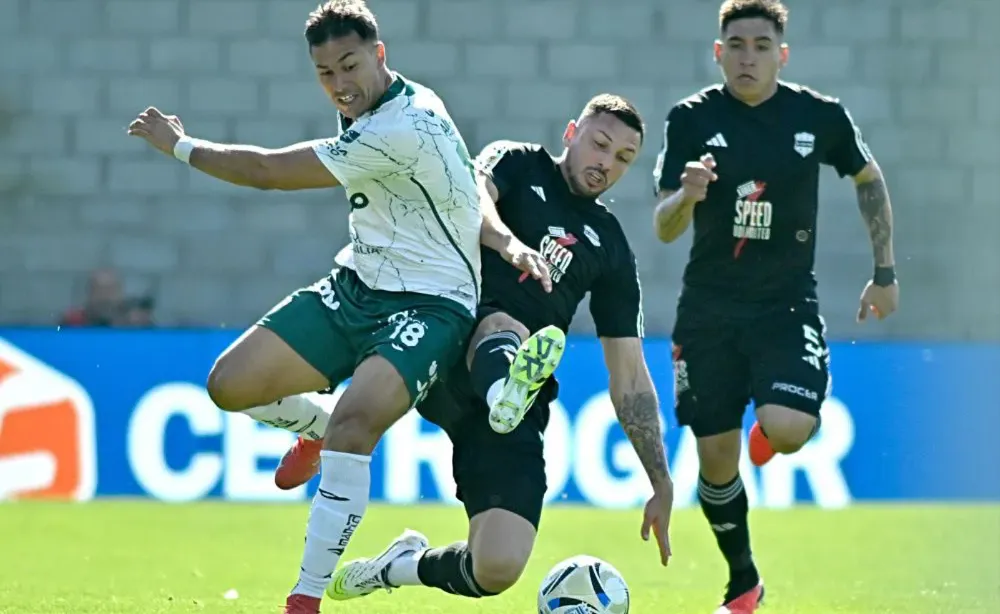 Deportivo Riestra fue letal en su casa. Goleó 3-0 a Sarmiento