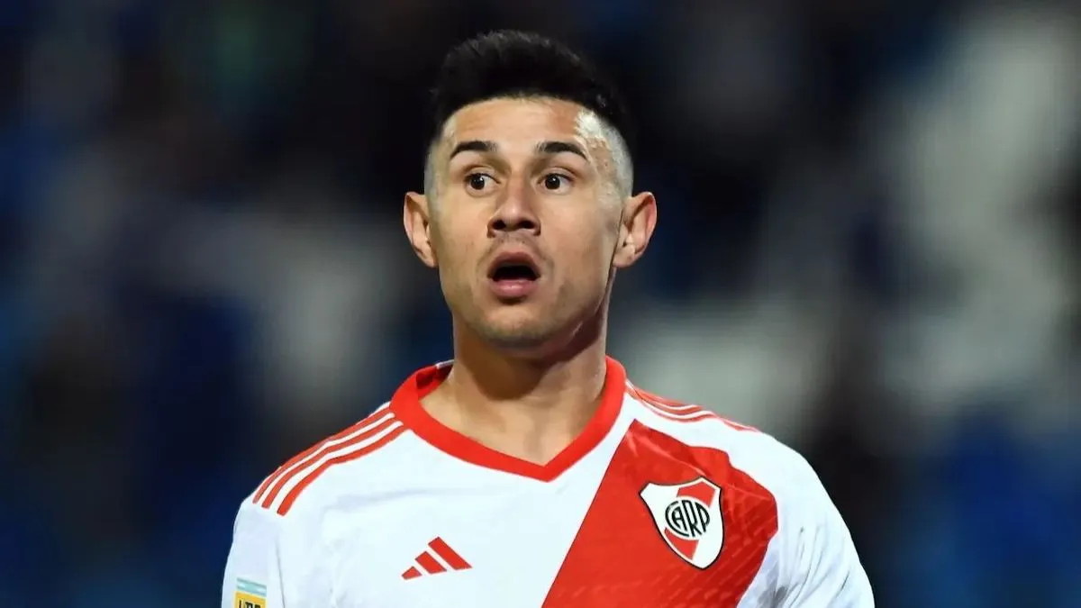 El delantero paraguayo regresa al club sin lugar asegurado y suma un problema inesperado por el cupo de extranjeros.