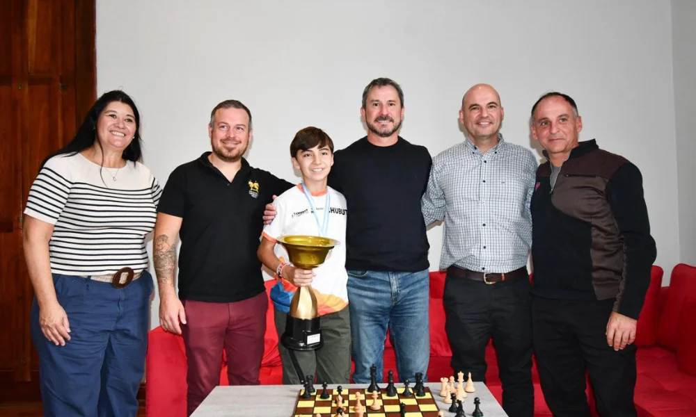 Merino recibió al campeón argentino de ajedrez Alfonso Uzcudún