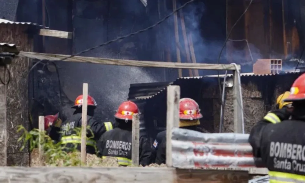 Un incendio se propagó por el viento y afectó tres viviendas