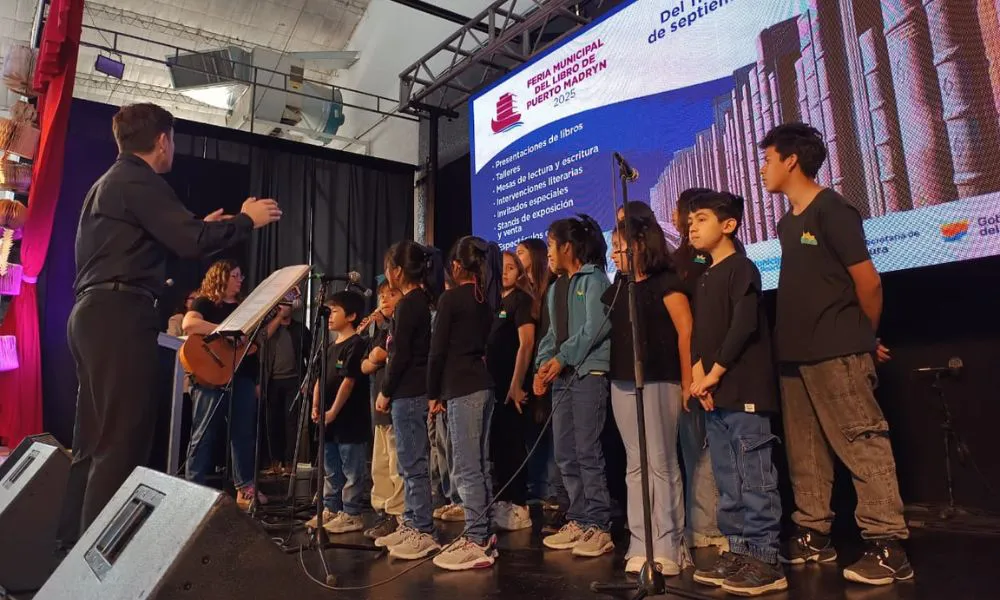 Feria del Libro Puerto Madryn jueves coro de niños 2