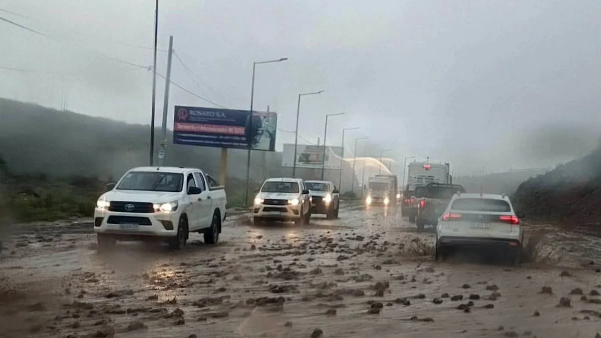 Añelo recibio un aluvion de agua y barro