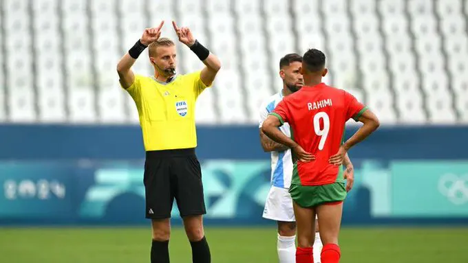 El arbitro anulo el empate argentino