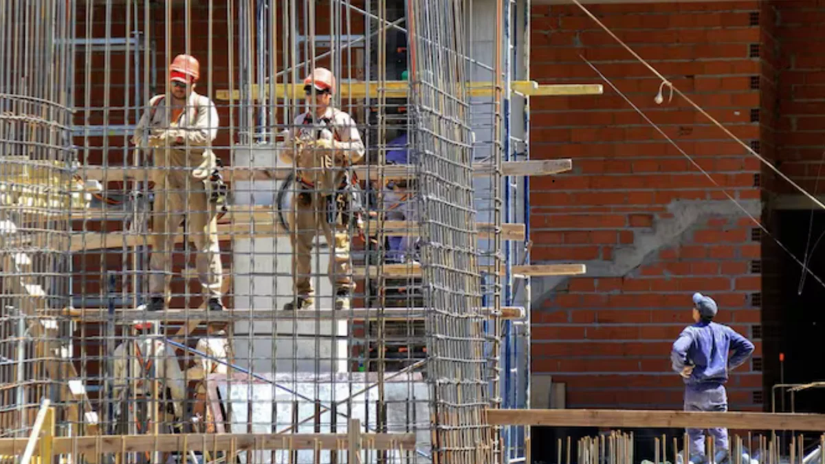 La industria y la construcción cayeron en abril