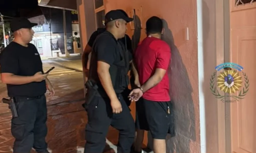 A los pocos minutos lograron localizar a un sujeto que coincidía con la descripción.