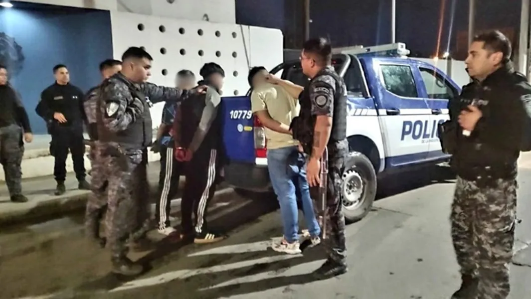 Atacaron a un policía con una bomba molotov