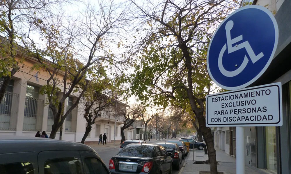 Estacionamiento para personas con discapacidad. Foto Diario Este Online