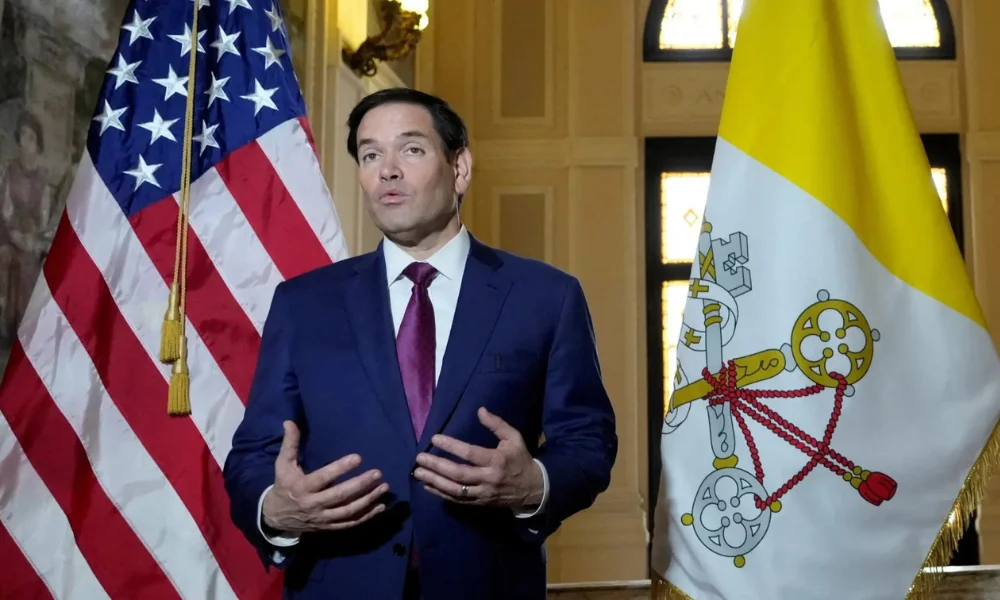 El funcionario aseguró que la visita no responde a los recientes cuestionamientos del presidente Donald Trump al papa León XIV.