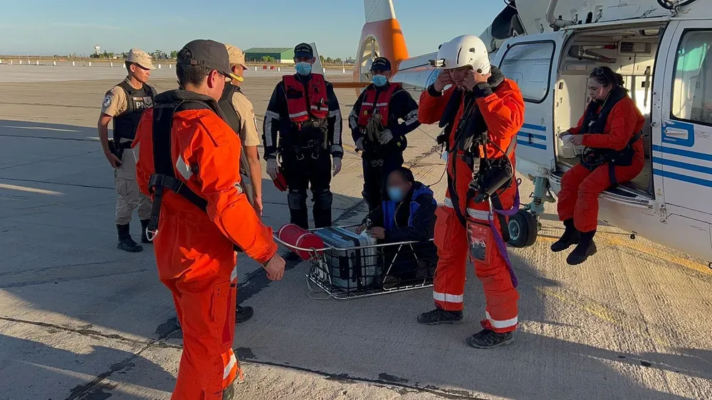 Llegada del tripulante al aeropuerto de Trelew