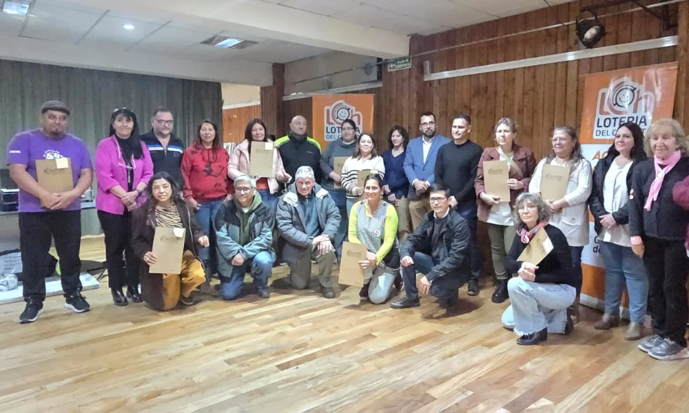 Entrega de equipamiento a escuelas de Esquel