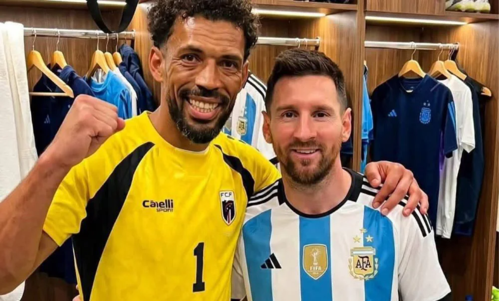 Messi dedicó varios minutos a fotografiarse con futbolistas del seleccionado africano.