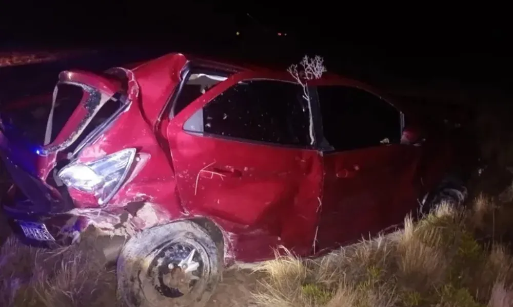 Auto volcado cerca de Garayalde